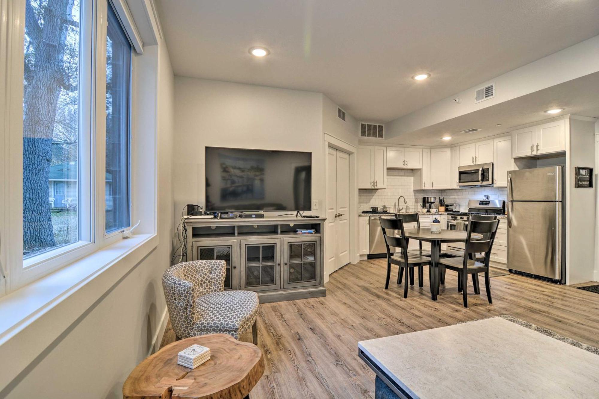 Modern Traverse City Condo About 1 Mi To Bay! מראה חיצוני תמונה